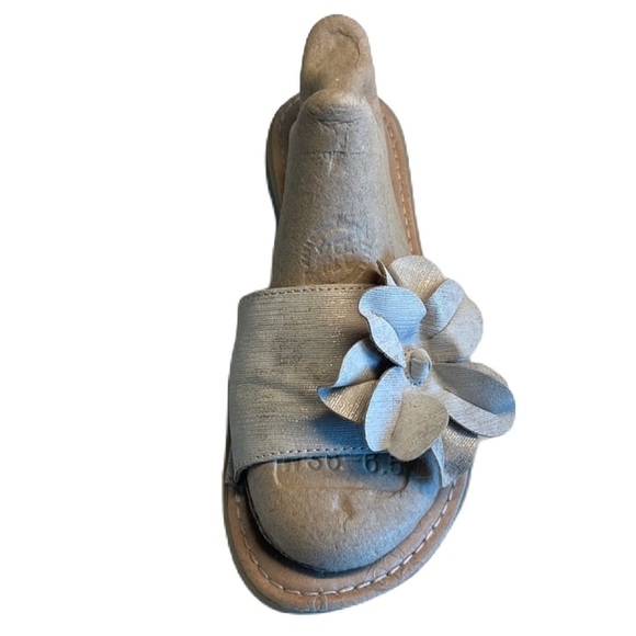 Sz8 BOC Tan wide strap flat sandals with a flower embellishment EUC - Picture 5 of 10